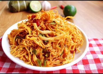 Cách làm khô gà lá chanh bơ tỏi cay đơn giản tại nhà