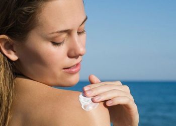 TOP 10 loại Kem Chống Nắng cho da mụn HOT nhất 2022 [Góc Review]