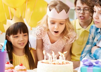Cách tổ chức sinh nhật cho bé vui tươi, ý nghĩa và tiết kiệm 