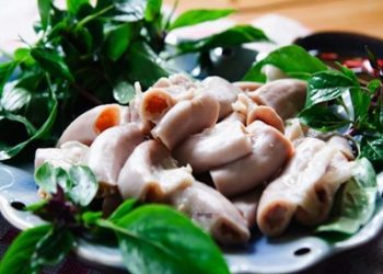 Làm sao để luộc tai và lòng lợn trắng giòn ngon?