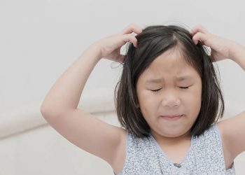 Trẻ bị mọc mụn mủ nhiều trên da đầu, cha mẹ nên xử lý ra sao?