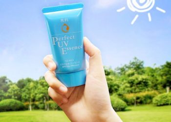 Review tinh chất chống nắng Senka Perfect UV Essence: kết cấu nhẹ tênh trên da