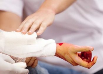 Nguy hiểm vì sơ cứu vết thương không đúng cách