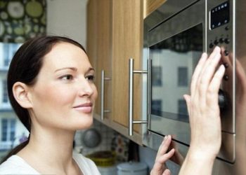 Cách khử mùi lò vi sóng nhanh gọn và cực kỳ hiệu quả