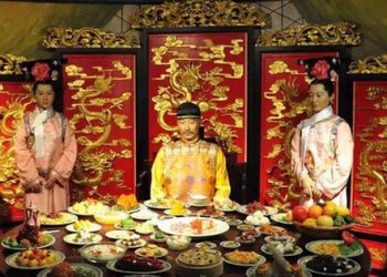 Vì sao vua triều Nguyễn chỉ dùng cơm bằng đũa làm từ gỗ cây Kim Giao?