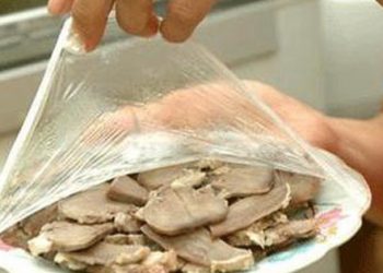 Cứ tưởng bảo quản thịt ăn còn thừa thế này là yên tâm không sợ nhiễm khuẩn nhưng nghe chuyên gia chỉ ra sự thật nhiều người sẽ hối hận