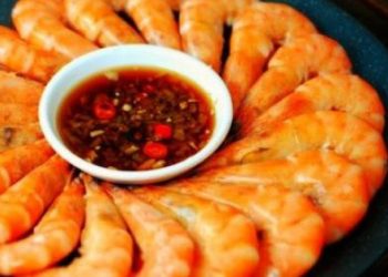 Muốn tôm luộc ngon như ngoài hàng, thả ngay quả này vào, con nào cũng thơm nức, không tanh