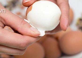 Luộc trứng, thêm vài giọt này vỏ tự động bong ra bất ngờ, trứng ngon mềm thơm