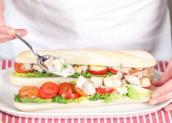 Làm bánh mì kẹp salad gà cho bữa sáng