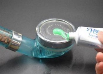 Bóp kem đánh răng lên miệng vòi hoa sen, tác dụng thần kì mà không phải ai cũng biết
