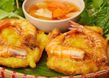 Bánh tôm Hồ Tây ngon vì vỏ, ngọt vì tôm xịn, tinh tế với bí quyết nước chấm dưa góp nhà nghề chỉ nơi đây mới có