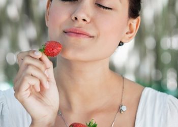 Cách làm mặt nạ chăm sóc da từ dâu tây