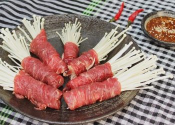 Cách làm món thịt bò cuộn nấm kim châm nướng hấp dẫn