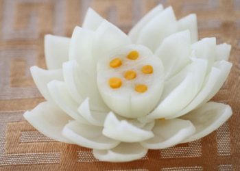 Cách tỉa hoa sen từ củ hành tây trang trí mâm cỗ Tết