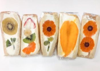 HOT: Bánh sandwich hoa cực độc lạ hút khách