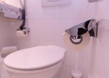 Đây là lý do tại sao bạn nên đặt một miếng vải thấm chút giấm vào bồn cầu