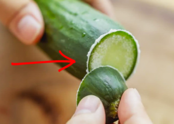 Nhiều người cắt dưa chuột xong đều chà chà thế này, lý do thật sự là gì?