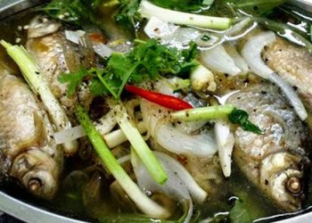 Thứ cá toàn xương nấu với rau răm ai cũng thích, nhưng vào mâm phải tuân thủ ăn không được nói