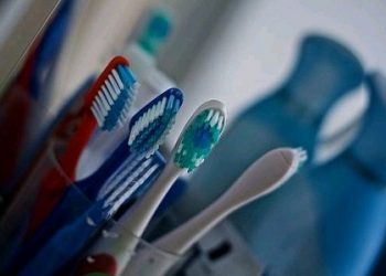 Mách nhỏ cách làm sạch đồ đạc bằng bàn chải đánh răng cũ