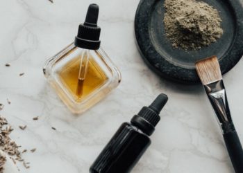 Dùng retinol làm sạch và se khít lỗ chân lông