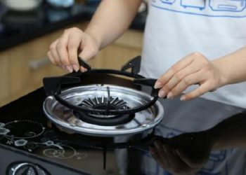 Kiềng bếp gas bám đầy mỡ đem ngâm trong thứ nước này chỉ 20 phút là sạch bong