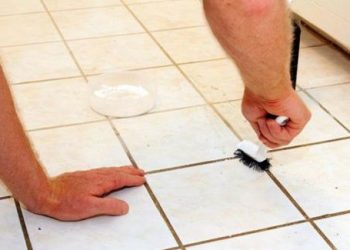 Những vết bẩn trên gạch rất khó tẩy rửa? Chỉ cần xịt thứ này, sau đó lau rất dễ sạch!