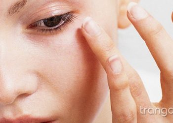 Lợi ích tuyệt vời của nước hoa hồng với đôi mắt bạn