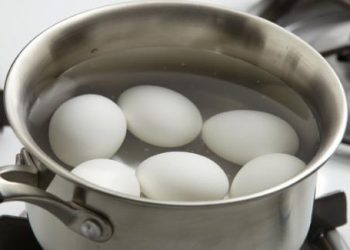 Luộc trứng thêm xíu nguyên liệu này vỏ tự động bong ra chẳng mất nhiều sức