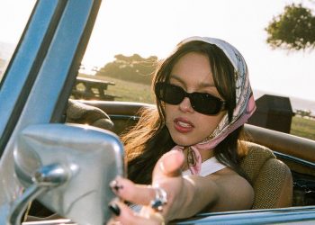 Phong cách thời trang tinh tế của nàng thơ Olivia Rodrigo trong MV “Deja Vu”