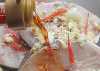 Không phải rửa muối hay rượu, cá ngâm vào thứ nước này nấu mềm ngon đậm đà, thịt thơm chắc, không nát, không tanh