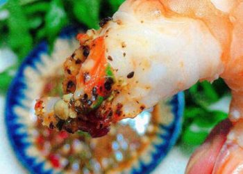 Không phải bia, hấp tôm cùng thứ nước này, ngọt ngon, không tanh, thơm nức mà vẫn giữ nguyên hương vị