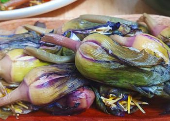 Nghĩ “ăn gì bổ nấy”, anh hai Sài Gòn mua bó hoa đẹp như tranh bán lề đường về chế biến, mất 20k mà món nào cũng gây thương nhớ