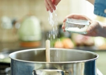 Lỡ tay nấu mặn đừng vội thêm nước, cho ngay 1 thứ gia vị khác vào nồi giúp món ăn tròn vị