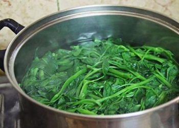 Ai cũng vắt chanh, dầm sấu khi luộc rau muống mà không biết thêm thứ này mới là tốt nhất