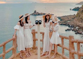 Hè đến rồi, lên đồ đi biển thôi: Ngoài bikini, cùng bỏ túi những items đi biển vừa trendy mà vẫn khoe ưu điểm cho các nàng