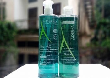 Review sữa rửa mặt Aderma Phys-AC Gel Moussant Purifiant: làm sạch sâu mà vẫn nhẹ dịu với da