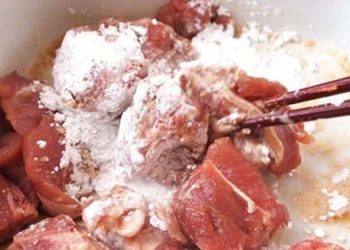 Ai cũng ăn thịt lợn nhưng luôn làm thịt bẩn thêm khi rửa; cho thứ bột này vào thịt lợn, sườn lợn sạch mà không cần chần với nước