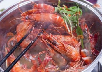 Thêm một cách luộc tôm cực ngon bằng 2 gia vị sẵn có trong nhà nếu lỡ quên mua sả