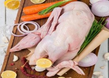 Nhỏ thêm thứ nước này vào giúp nhổ lông vịt nhanh-sạch