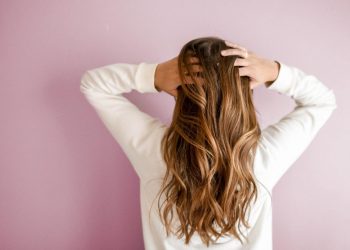 Tóc rụng nhiều phải làm sao? Cách trị rụng tóc đơn giản, nhanh chóng ngay tại nhà