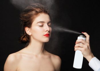 Top 10 xịt khóa makeup tốt cho lớp nền luôn bền đẹp