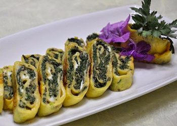 Cách làm món trứng ngải cứu cuộn kiểu