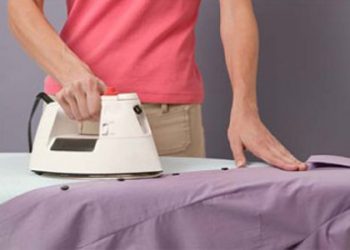 Hướng dẫn cách là sơ mi thật nhanh và phẳng nhất định phải biết
