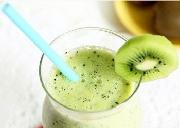 Uống sinh tố chứa nhiều Vitamin C giúp da trắng hồng