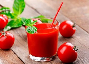 Mẹo đánh bay mùi hôi dưới cánh tay với quả cà chua
