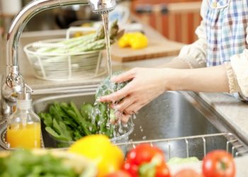 Mách nhỏ 4 cách làm sạch hóa chất độc hại trong rau quả