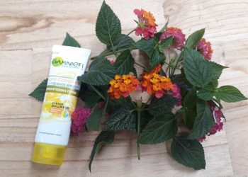 Review sữa rửa mặt Garnier Skin Naturals Light Complete White Speed Brightening Foam: Đánh bay bụi bẩn và bã nhờn trên da
