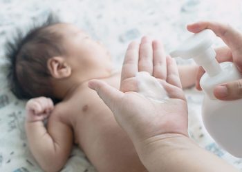 Bác sĩ tư vấn: Có nên dùng kem dưỡng ẩm cho trẻ sơ sinh không?