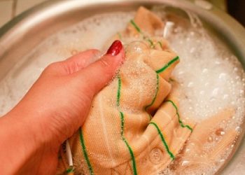 3 cách xử lý quần áo có mùi hôi và ẩm mốc ngày mưa nồm