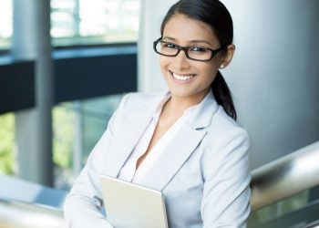 Tạm biệt vết nhăn trên áo quần công sở với 4 bí kíp dành cho cô nàng bận rộn